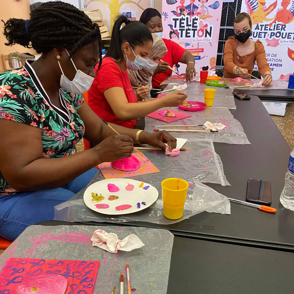 Atelier de réalisation de l'"Expo 100 seins"