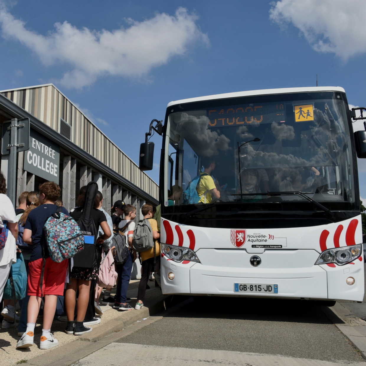 Bus et jeunes devant