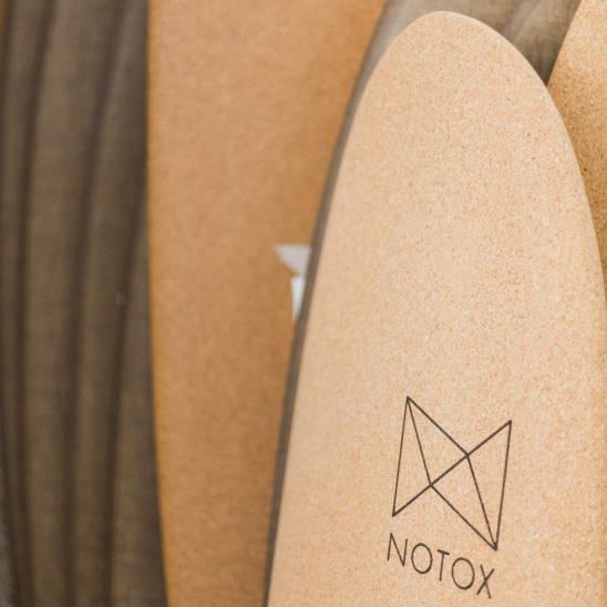 Les différentes planches de surf en liège et en fibres de lin de Notox.