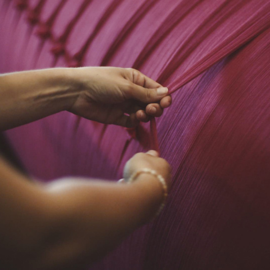 Opération de tissage dans l'atelier de la maison Moutet