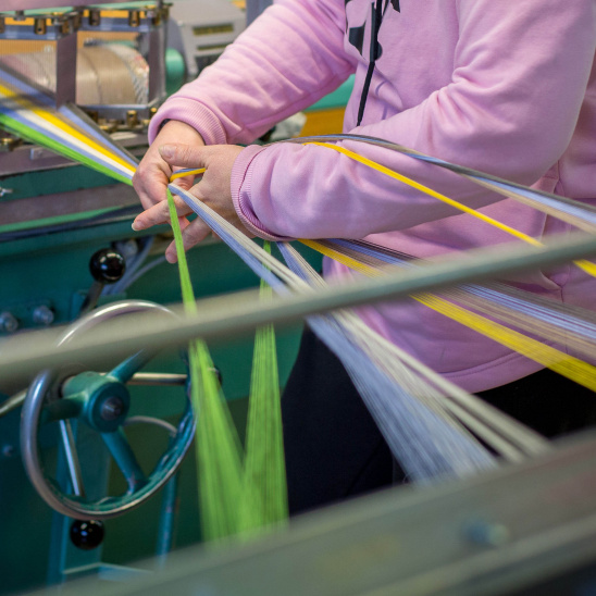 Opération de tissage dans l'atelier Lartigue