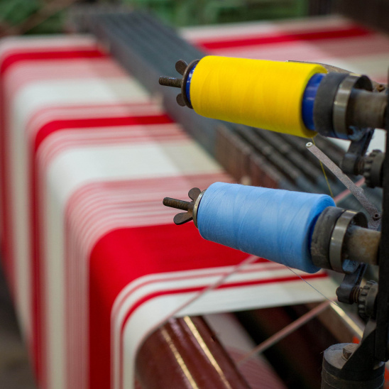 Opération de tissage dans l'atelier de la maison Lartigue
