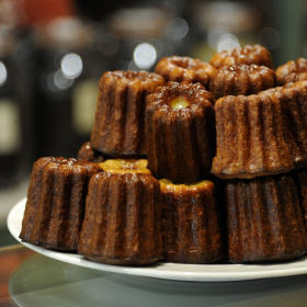 Assiette de cannelés dorés