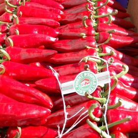 Cordes de piments d'Espelette, avec une étiquette certifiant leur origine