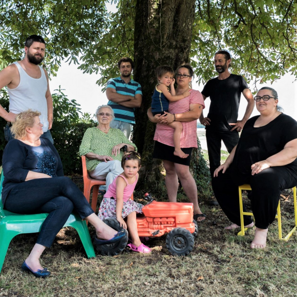 Carole et sa famille sous le marronier de la ferme, à Châtignac
