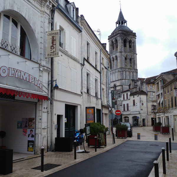 Une rue marchande du vieux Cognac, en Charente