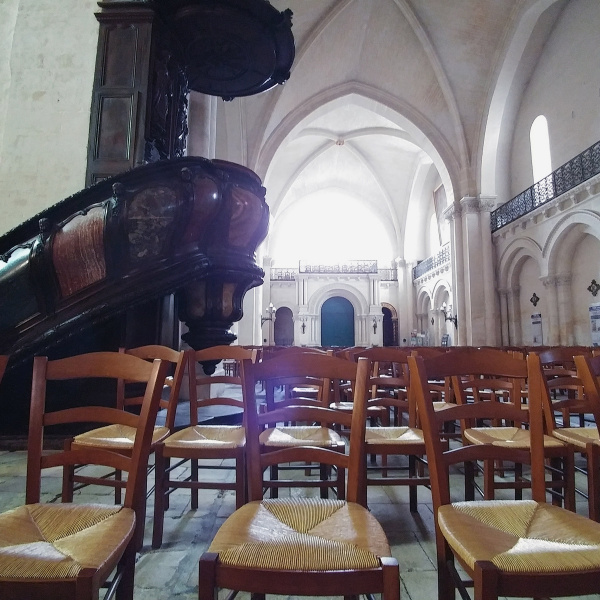 Nef de l'église Saint-Sauveur avec sa chaire, à Cognac, en Charente
