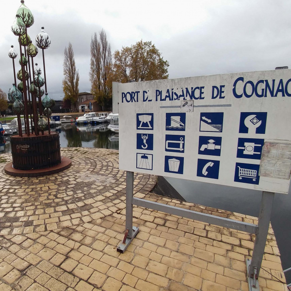 Vue du port de Cognac