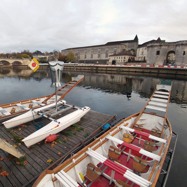 Les barques utilisé pour les joutes nautiques, au port de plaisance de Cognac