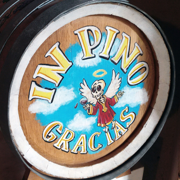Tonneau peint avec le jeu de mot "In pino gracias", dans un pub de Cognac, en Charente