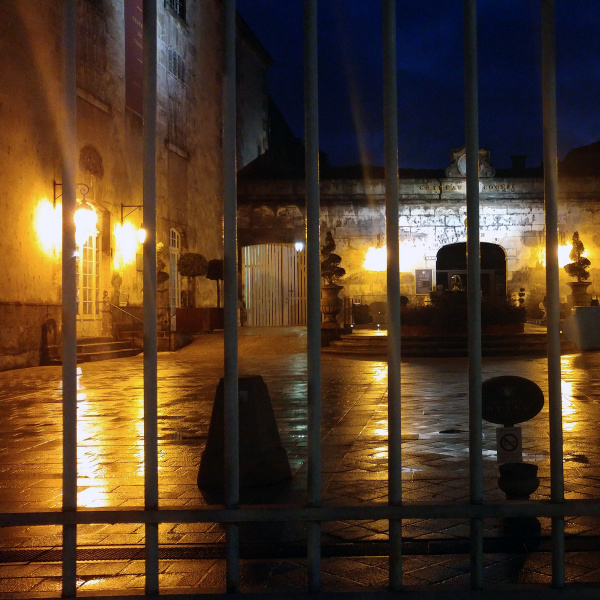 Le couvent des Recollets éclairé de nuit, derrière ses grilles fermées au public, à Cognac