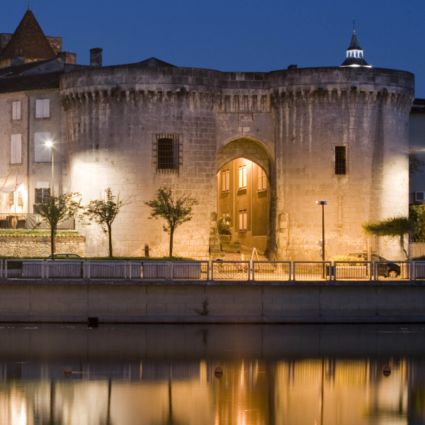 La porte Saint-Jacques éclairée de nuit, à Cognac en Charente