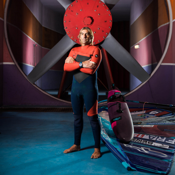 Antoine Albeau devant la soufflerie du projet Zéphir