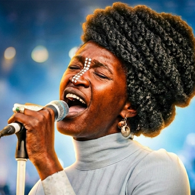 Néo, le portrait : Gaëlle Minali-Bella, la voix d’Okali