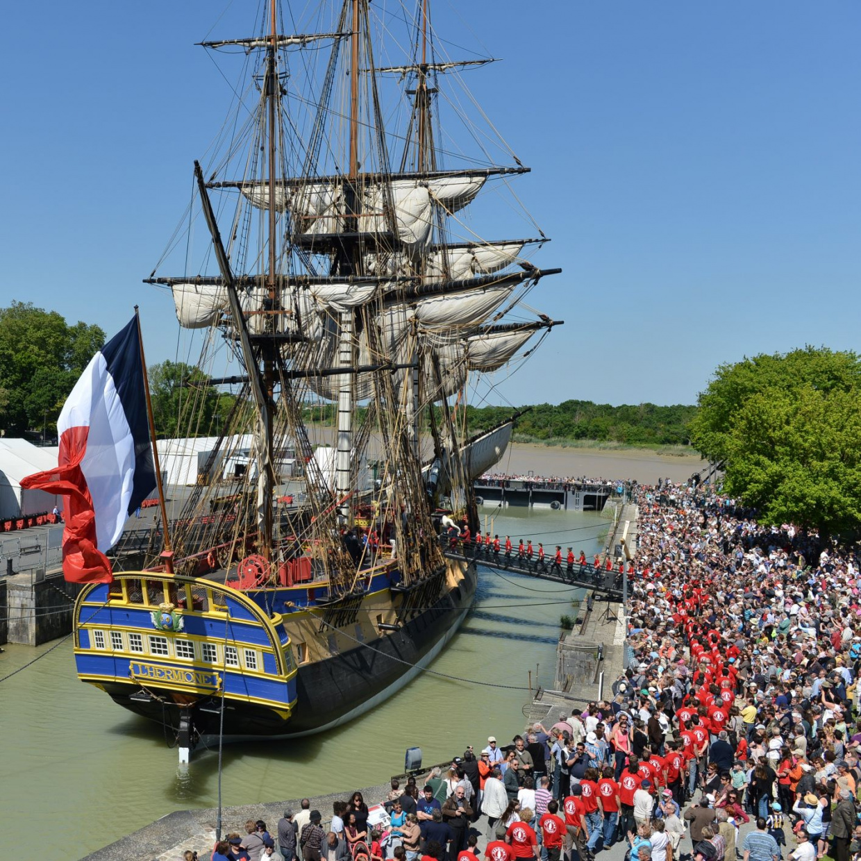 L'Hermione acclamée par la foule au port de Rochefort