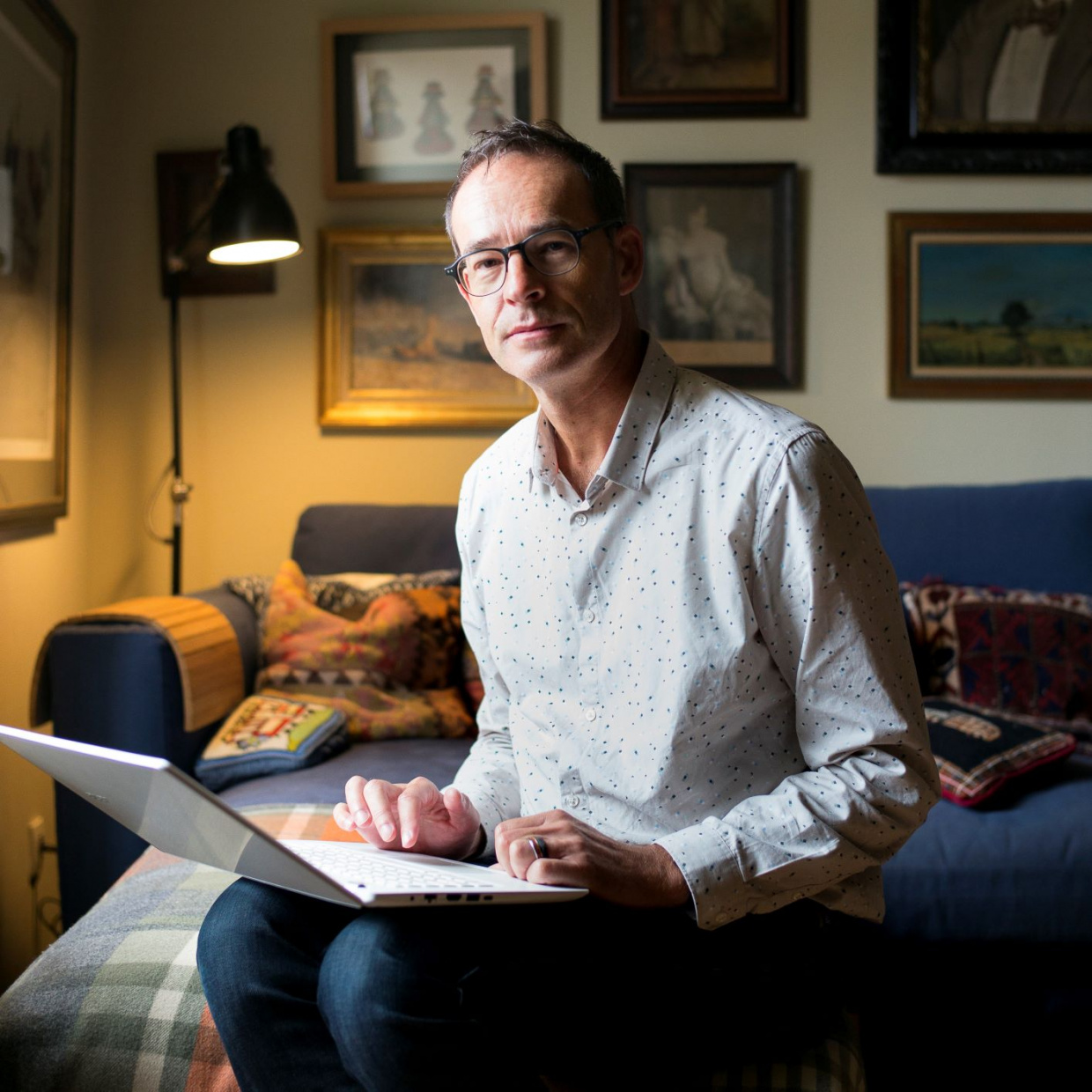 L'écrivain Olivier Lebleu chez lui, à La Rochelle