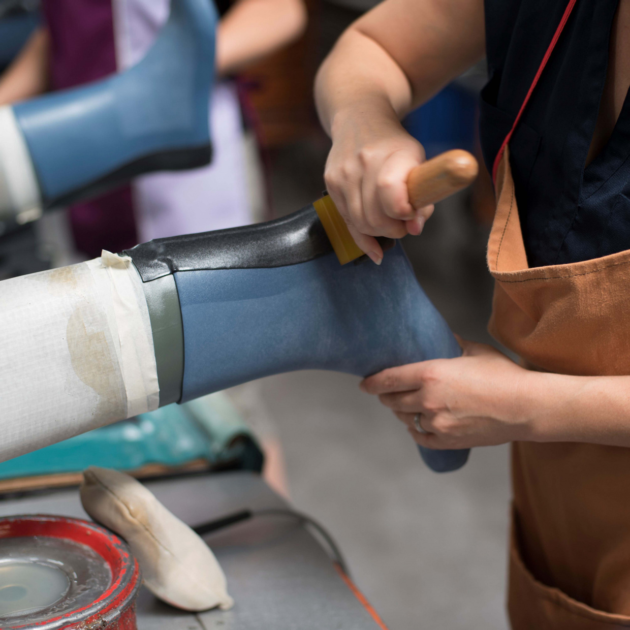 Fabrication à la main des bottes de la marque Aigle, à Ingrandes-sur-Vienne