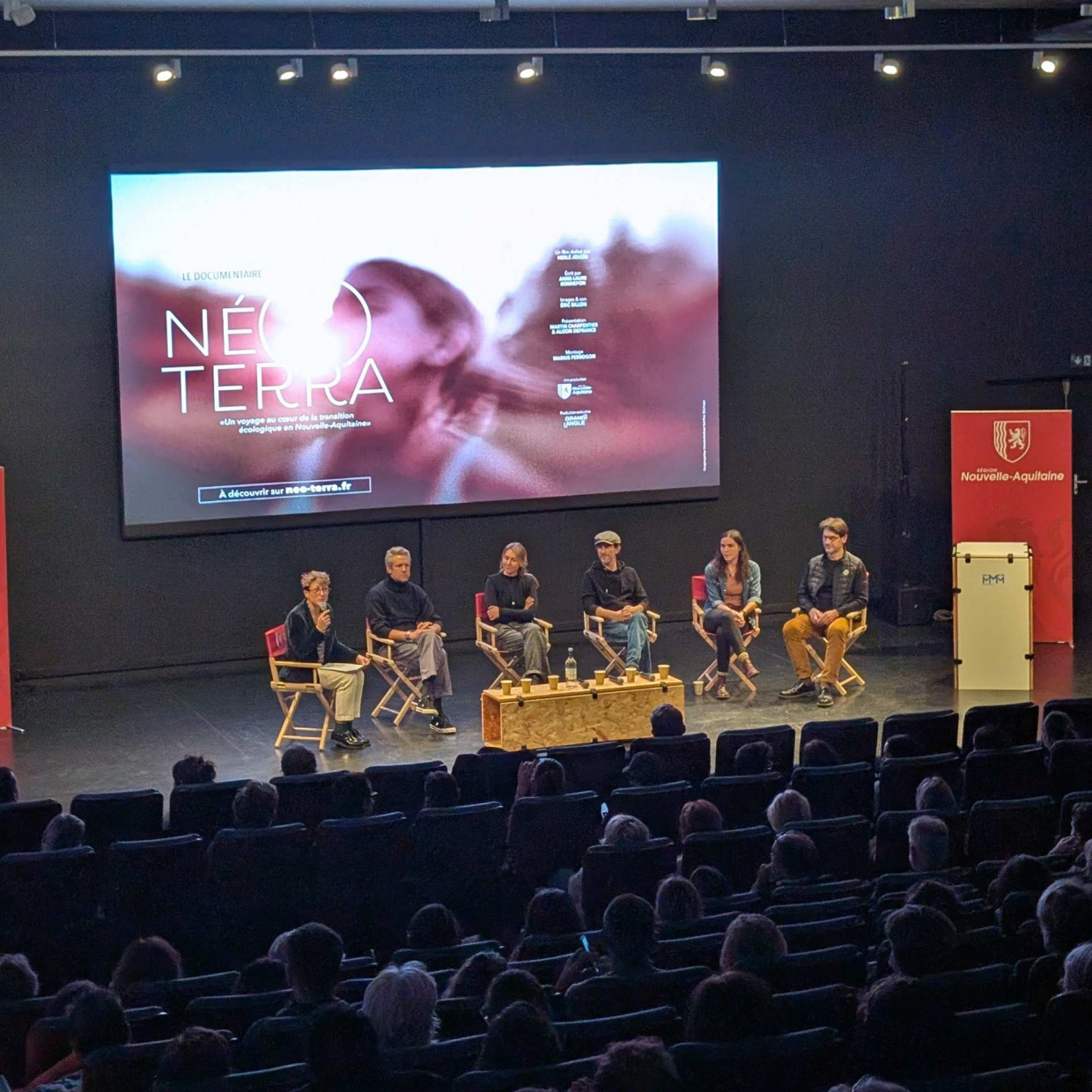 spectacteurs dans une salle de cinéma devant des échanges
