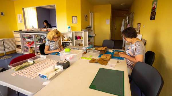 Des bénévoles au travail - Mes mains en or 