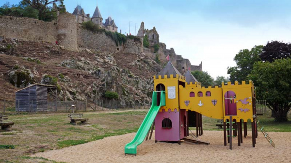 Jeu d'enfants à côté du château