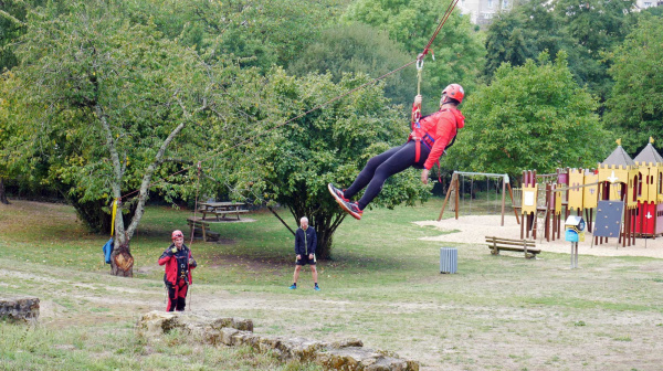 Des pompiers à l’exercice sur le rempart du château