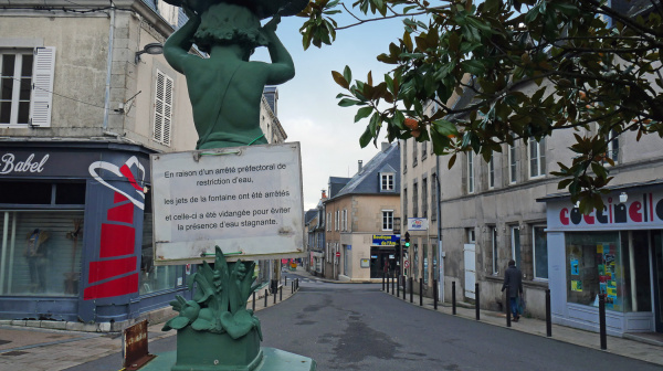 Une fontaine à sec, place du Marché 