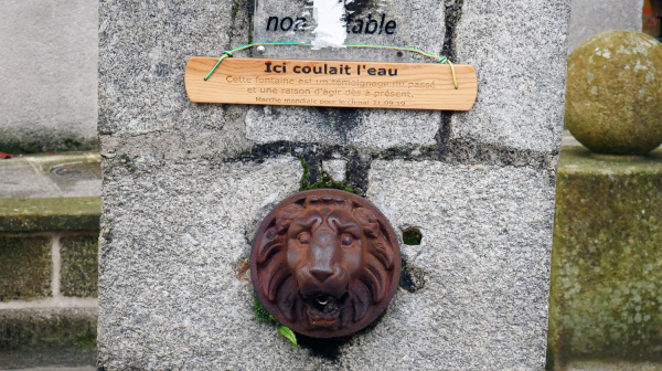 Une fontaine à sec devant le Conseil départemental