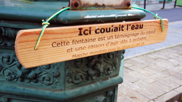 Une fontaine à sec devant le Conseil départemental