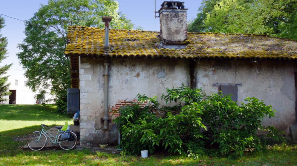 Une vieille ferme, derrière le supermarché