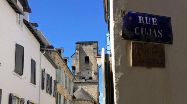 Dans les venelles du vieil Oloron…