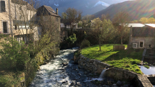 Le Gabarret traverse Bedous