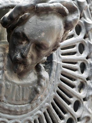 Détail d'un mascaron représentant une tête de gentilhomme à Cognac, Charente