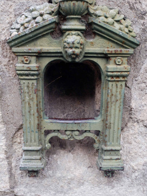 Un crottoir encastré dans un mur de Cognac, en Charente