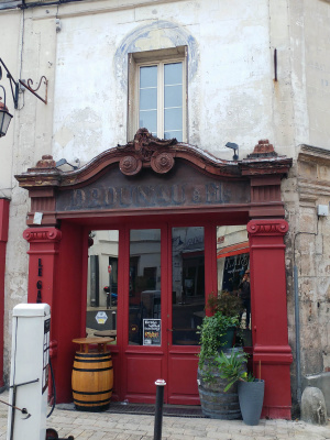 Une devanture de magasin en bois peint à Cognac Charente