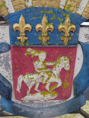 Une enseigne représentant un chevalier et trois fleurs de lys, dans une rue de Cognac, en Charente