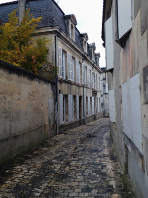 Rue pavée du vieux Cognac, sous la pluie.