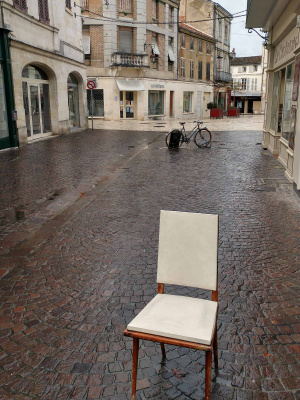 Vue insolite d'une chaise laissée vide dans une rue pluvieuse de Cognac, en Charente.