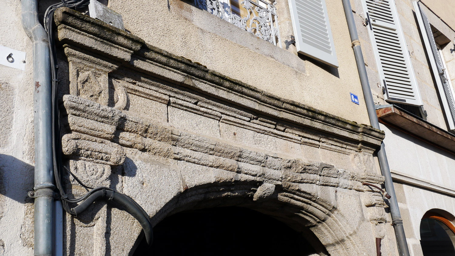 Le porche sculpté du Présidial de Guéret
