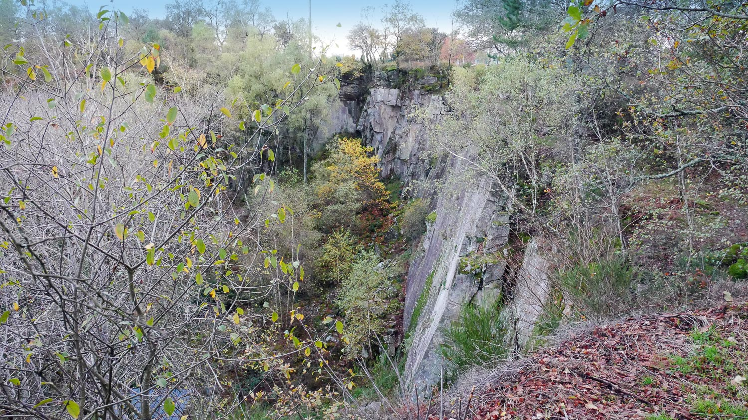 L’ancienne carrière et les falaises du Maupuy
