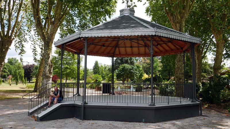 Kiosque_place_de_Guierle