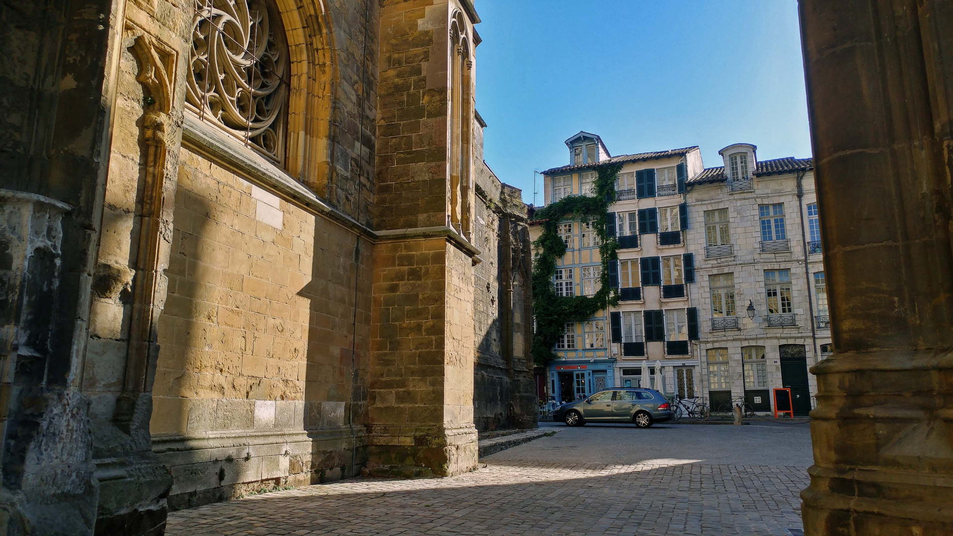 Parvis cathédrale-Sainte-Marie