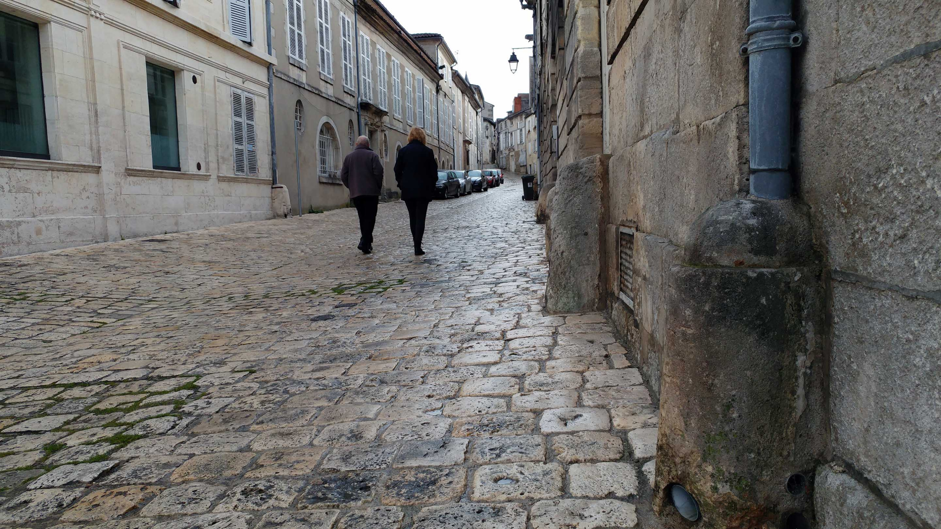 La rue Saulnier, en pente douce dans le vieux Cognac, en Charente