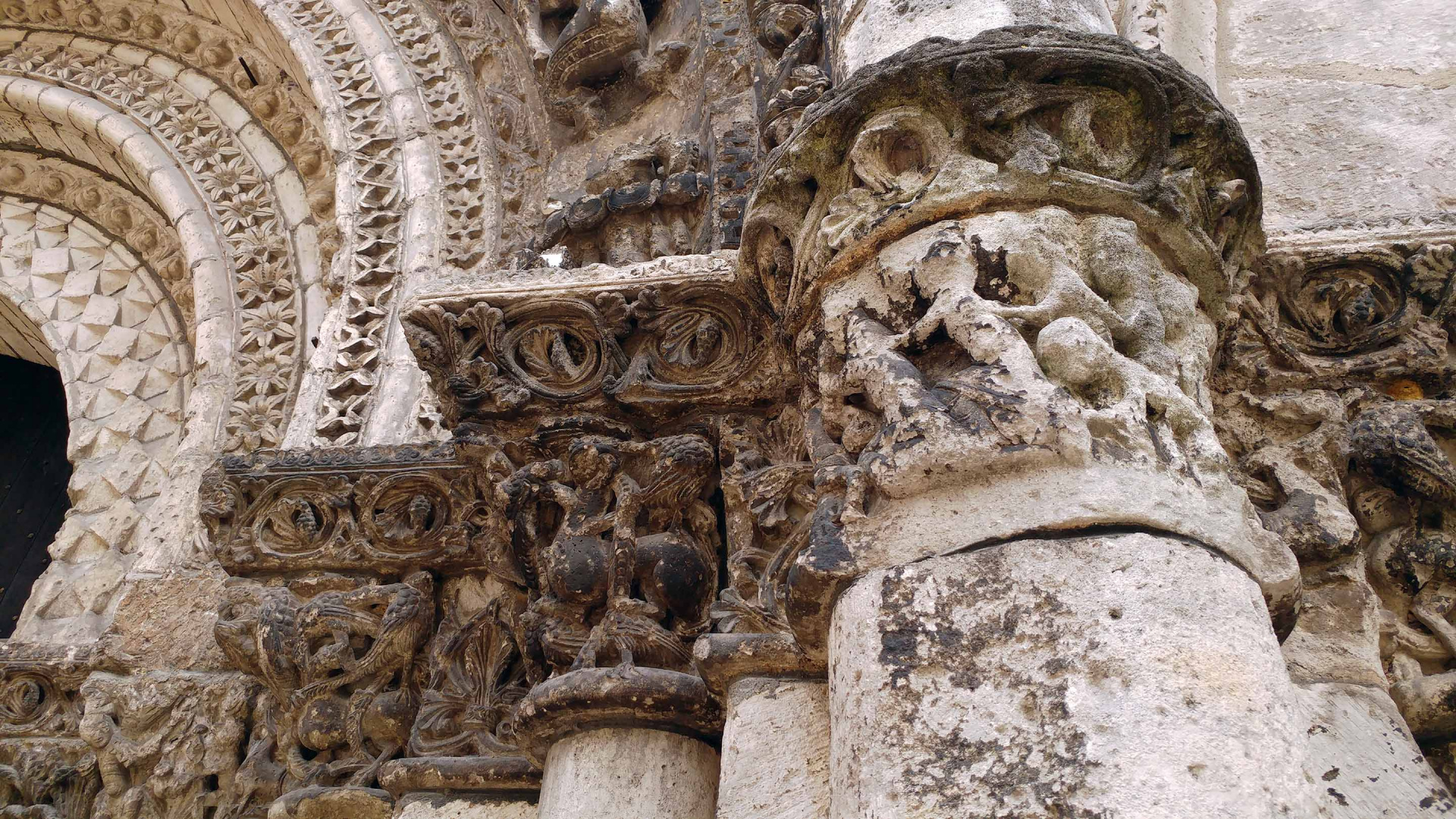 Détail sculpté de l'église romane Saint-Sauveur, à Cognac, en Charente