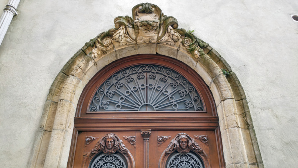 Sculpture sur pierre et sur bois 