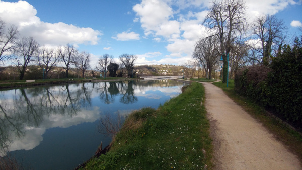 Ici s’élargit le canal, pour les manœuvres des bateaux