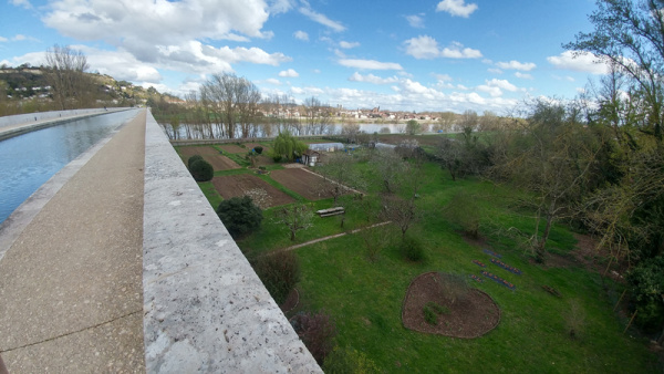 En contrebas, le jardin des restos du cœur