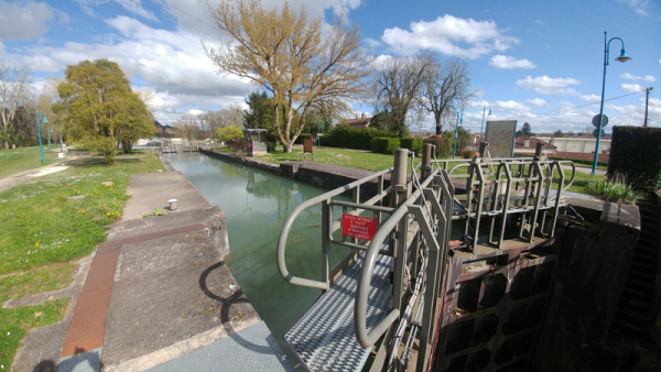Rive gauche, une écluse bucolique