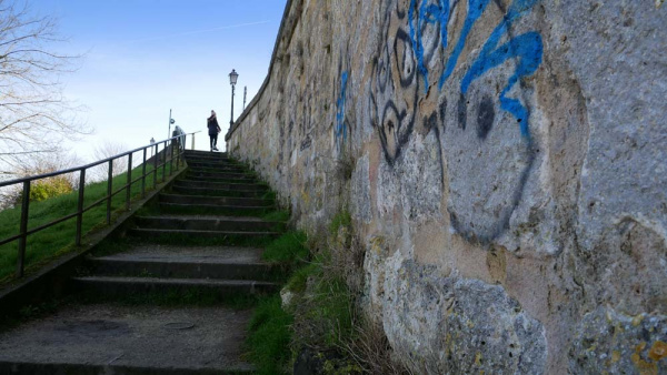 En s’élevant vers le chemin de ronde