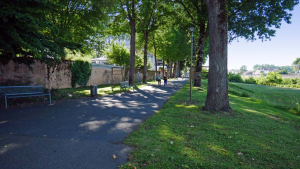 Une piste au bord du fleuve