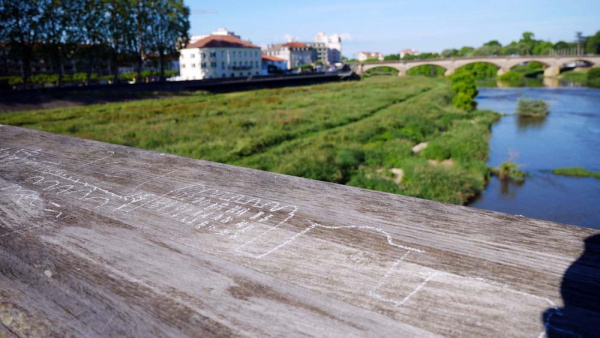 Un dessin à la craie sur la passerelle